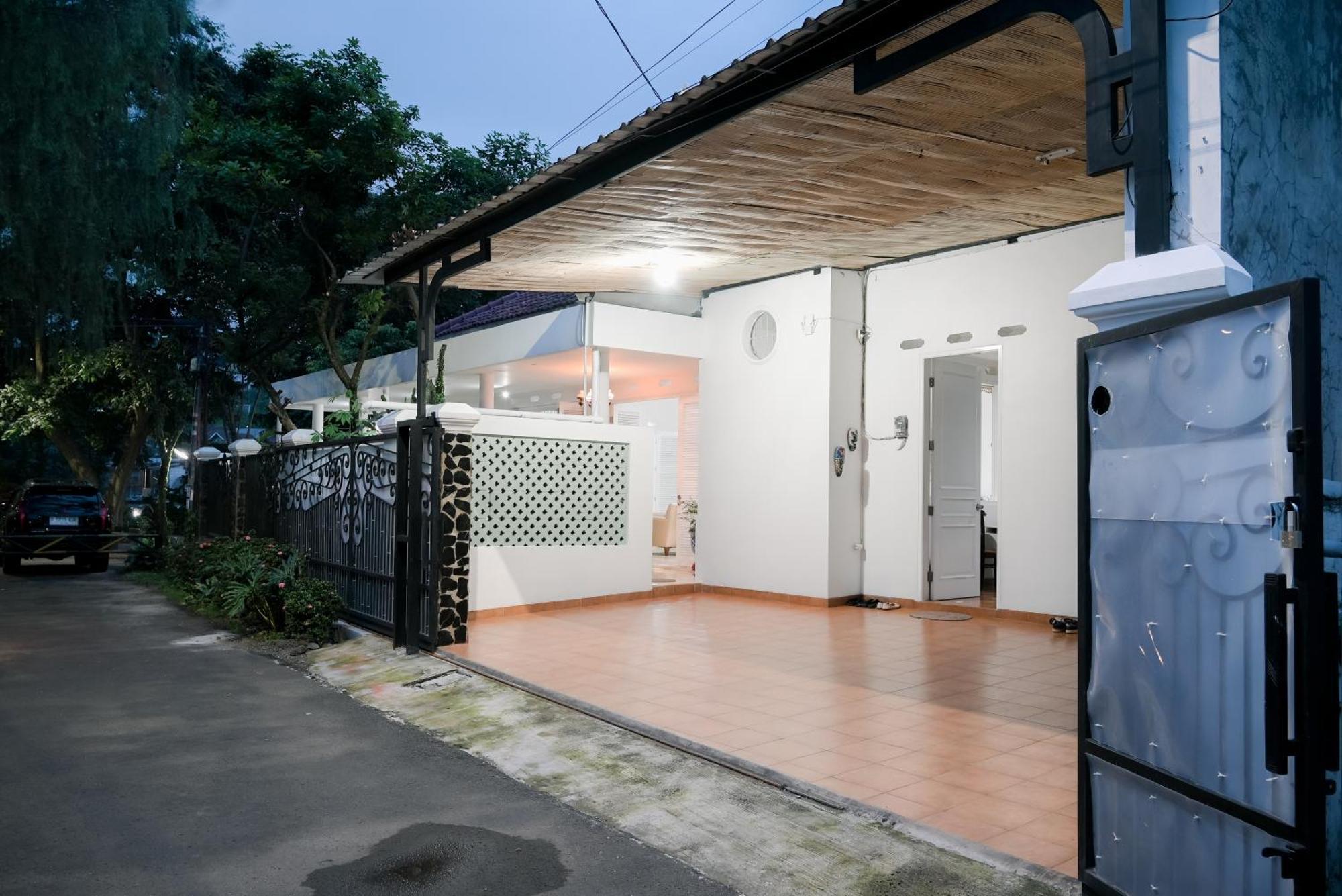 Kirana Guest House Bogor Buitenkant foto