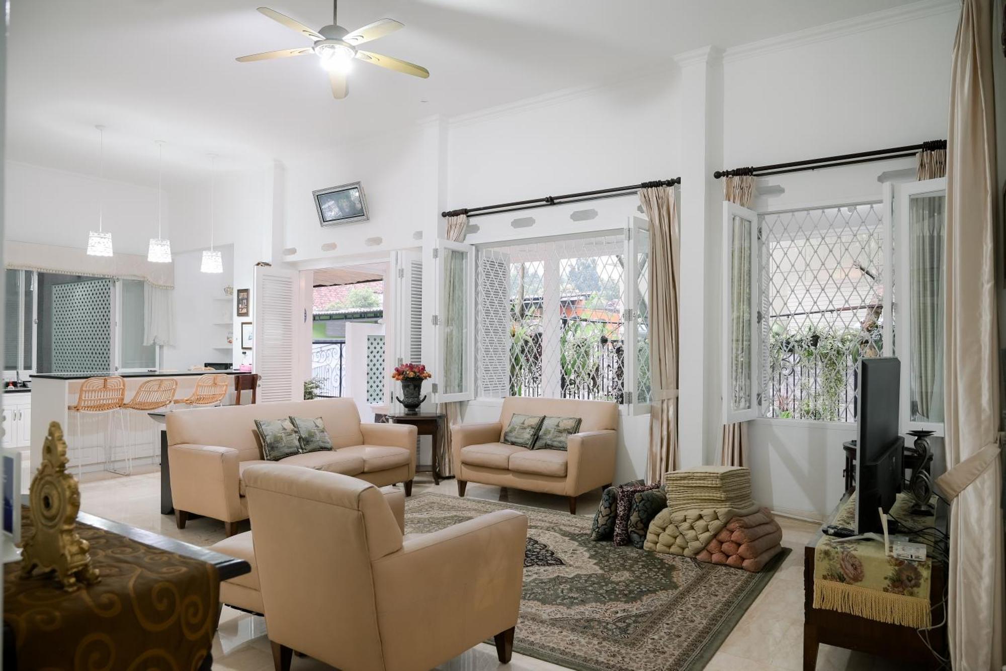 Kirana Guest House Bogor Buitenkant foto