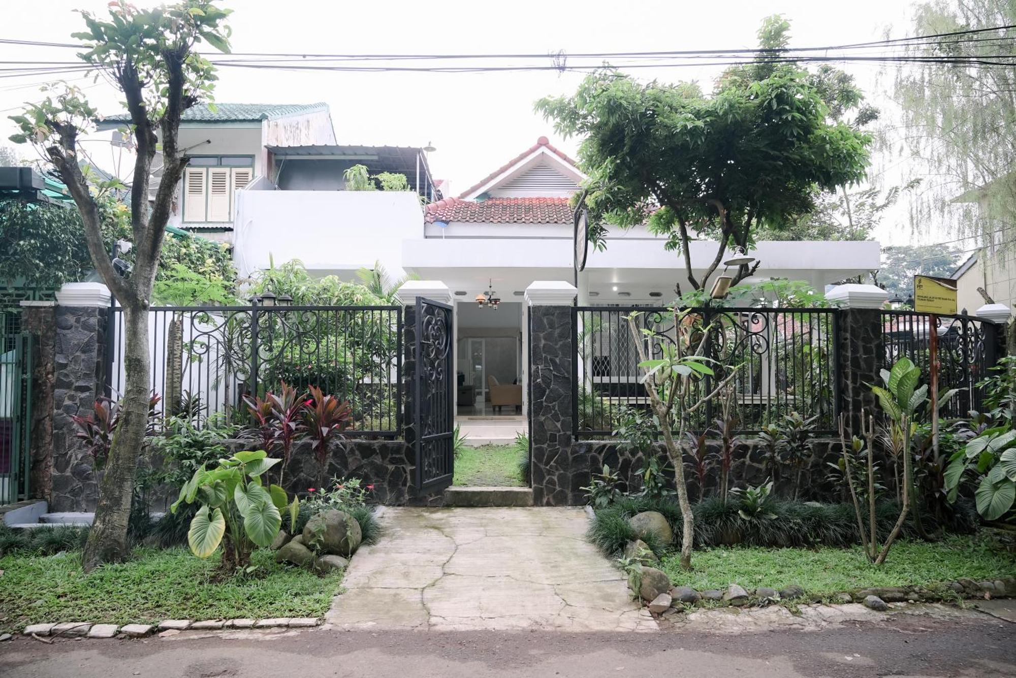 Kirana Guest House Bogor Buitenkant foto