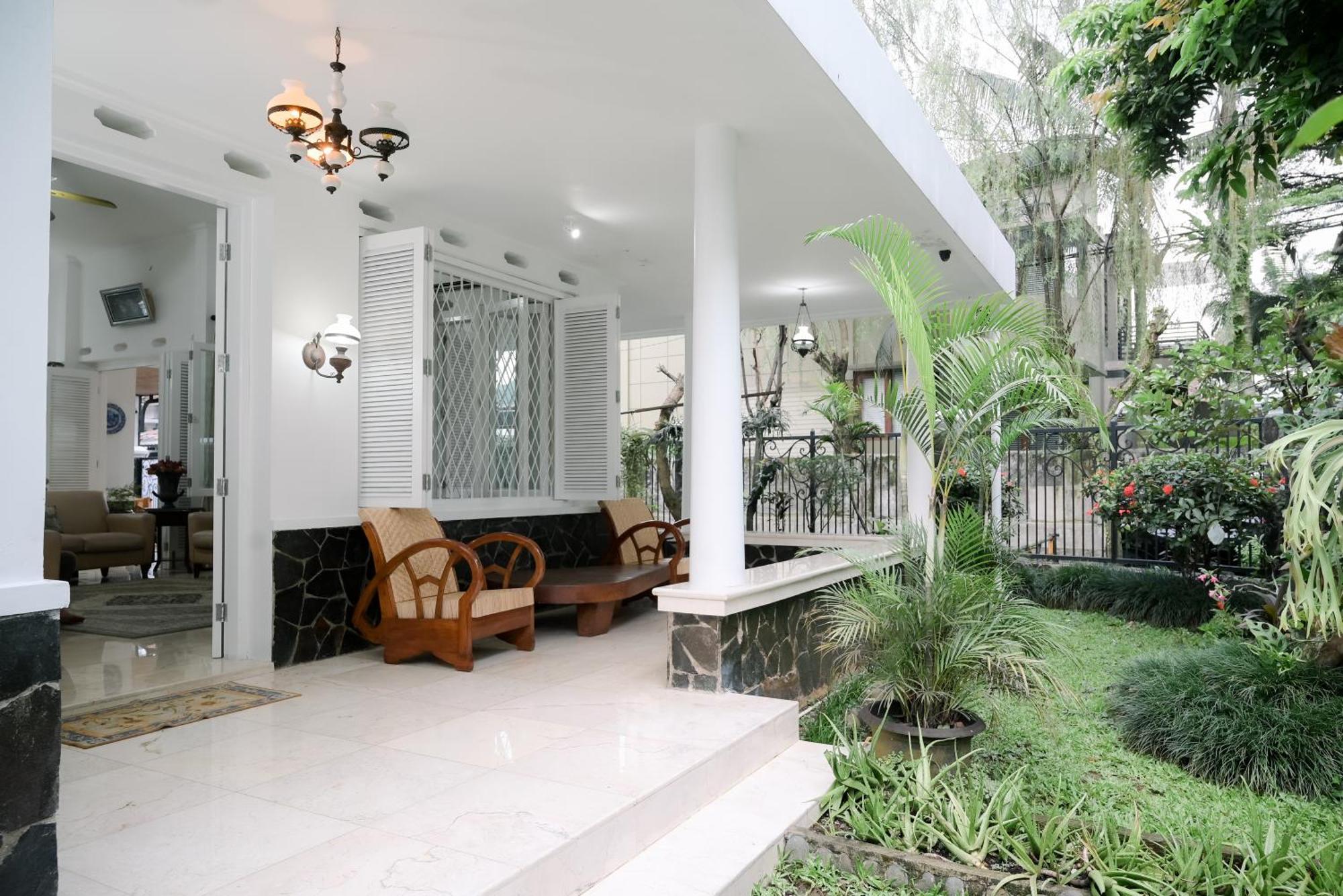 Kirana Guest House Bogor Buitenkant foto